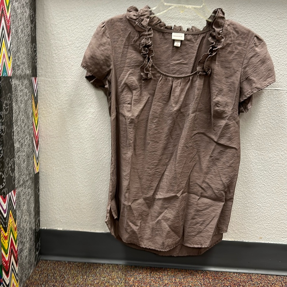 Brown flutter neck top. Morena Size L